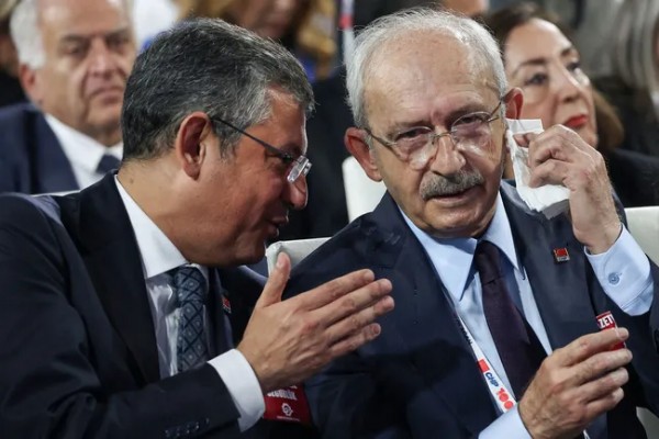 CHP'de Grup Toplantısı Gerilimi! Özgür Özel Kürsüye Çıktı
